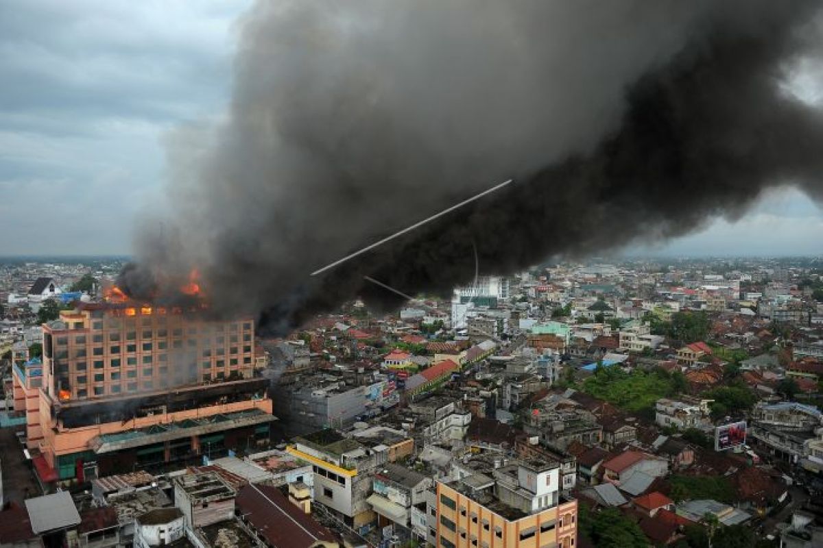 Kebakaran hotel Novita Jambi belum padam