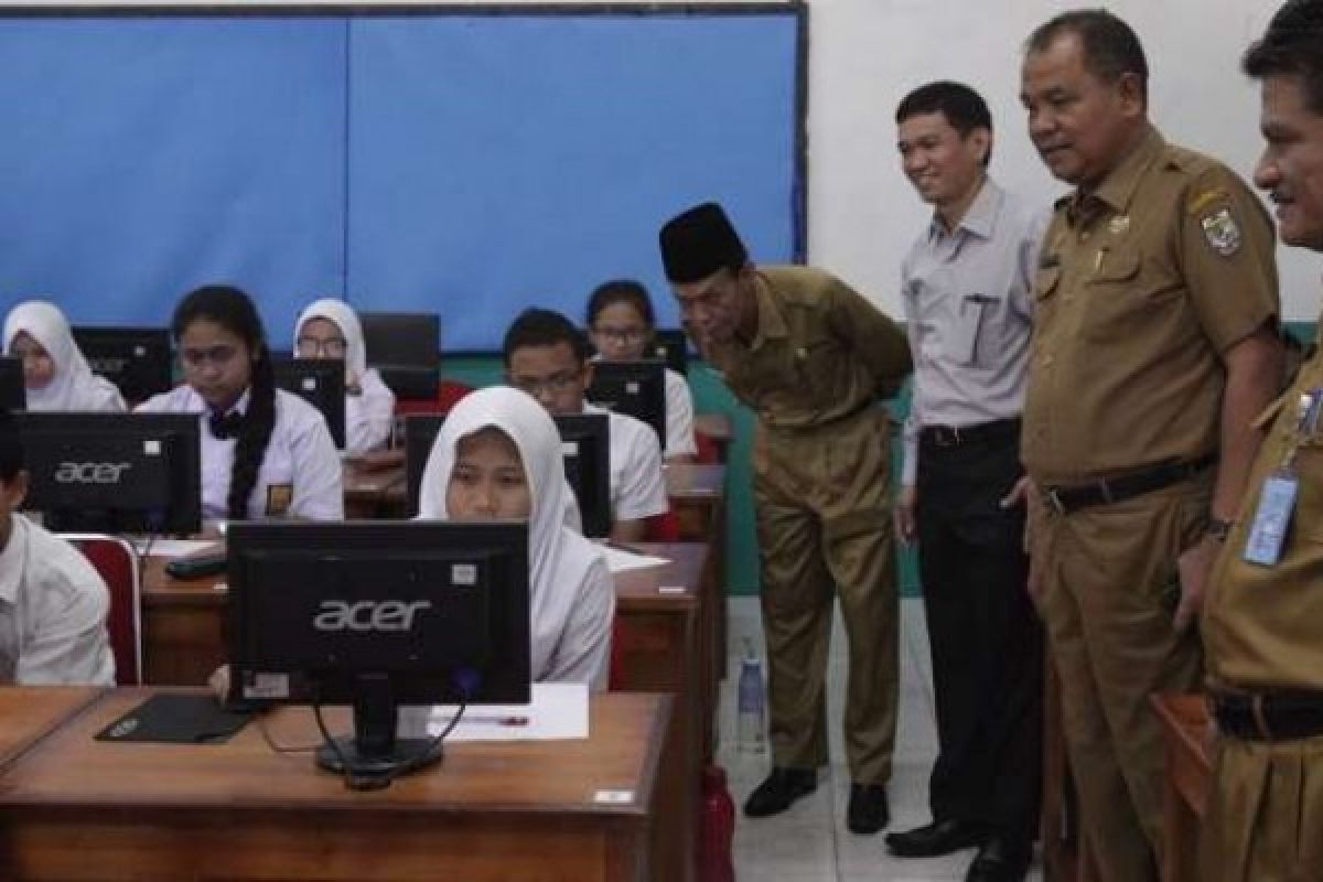 Wabup Pelalawan Tinjau Pelaksanaan UNBK SMP di Kompleks RAPP