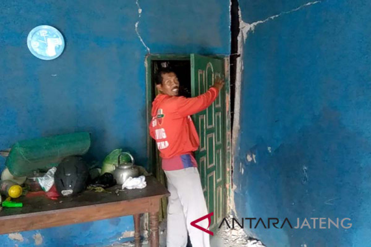 Trauma pascagempa, warga Kalibening Banjarnegara bertahan di pengungsian (VIDEO)