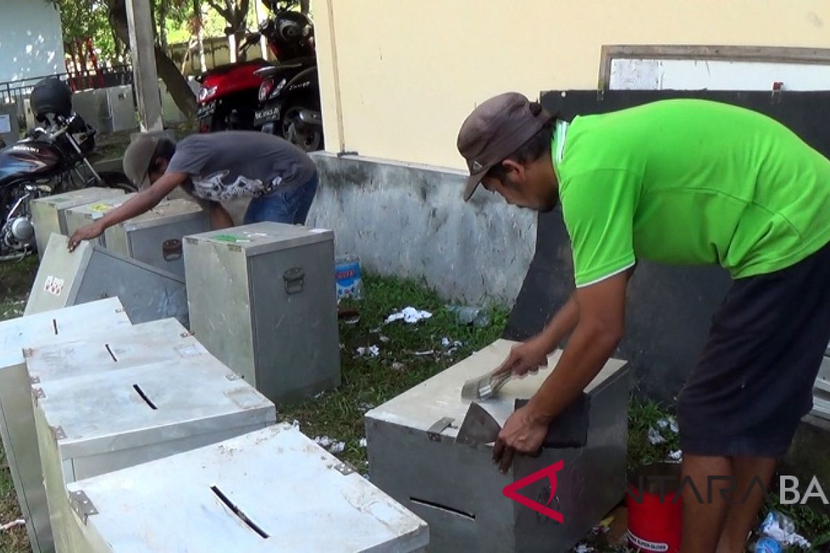 KPU Jembrana pekerjakan warga bersihkan kotak suara