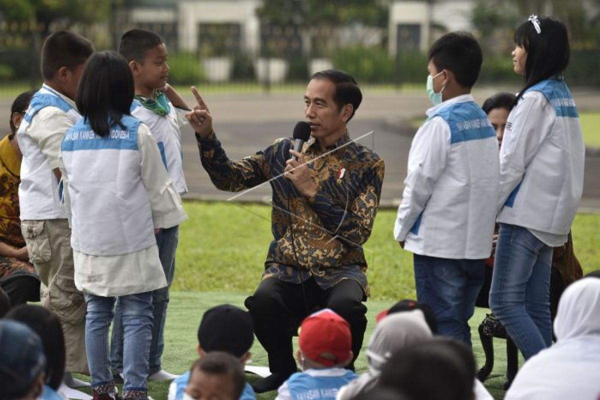 Presiden ganti pembagian sepeda jadi bagi-bagi foto