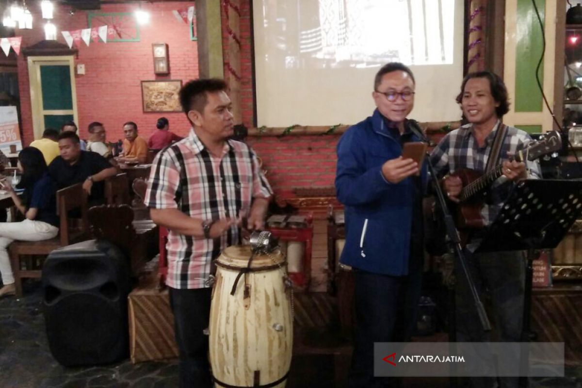 Ketua MPR Nikmati Beragam Kuliner di Kota Pahlawan (Video)