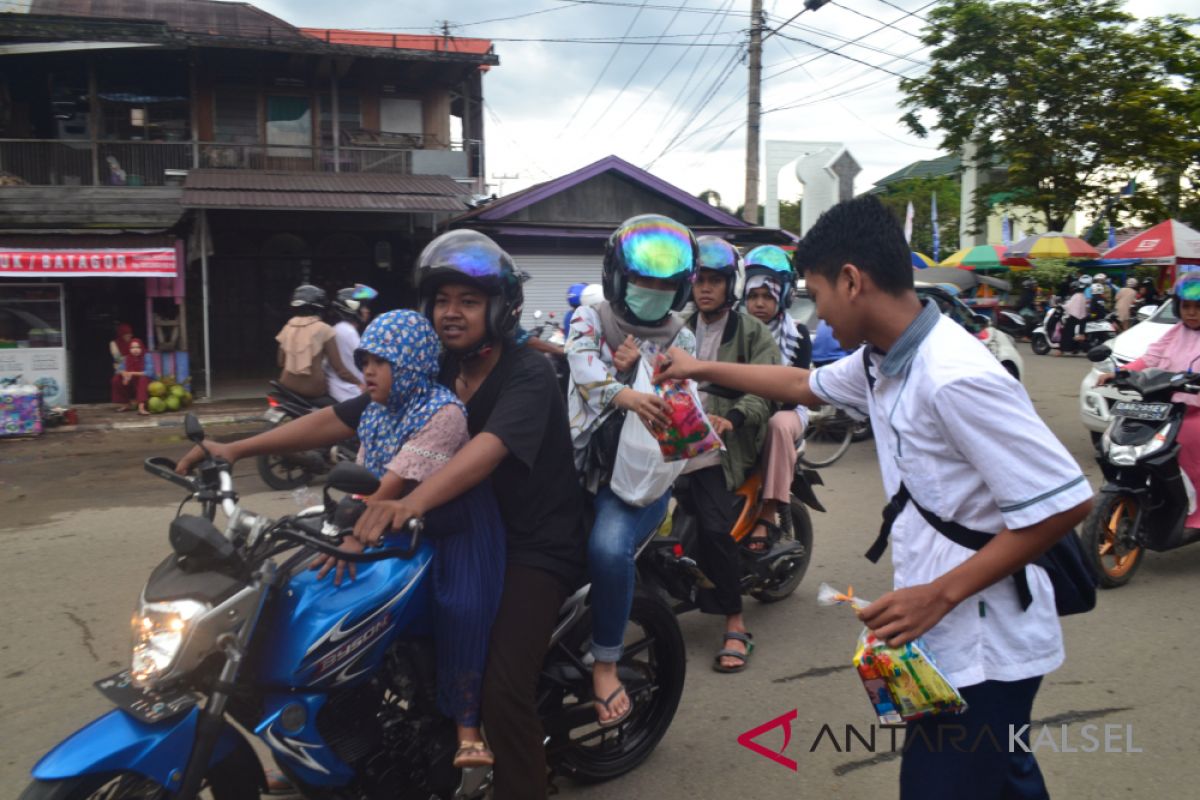 Siswa-siswi SMP di HST bagikan seribu takjil