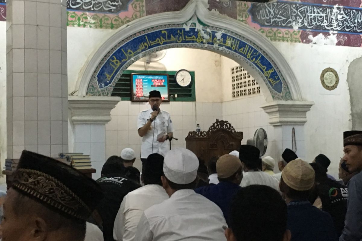 Berpenampilan plontos, Sandiaga Uno hadiri bukber warga Petogogan