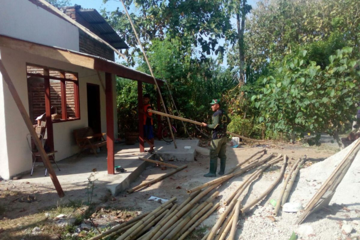 Selama Ramadhan Personel TNI Tetap Rehab RTLH di Ponorogo