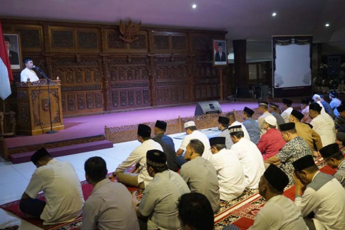 Wali Kota Magelang berikan bantuan masjid saat tarawih