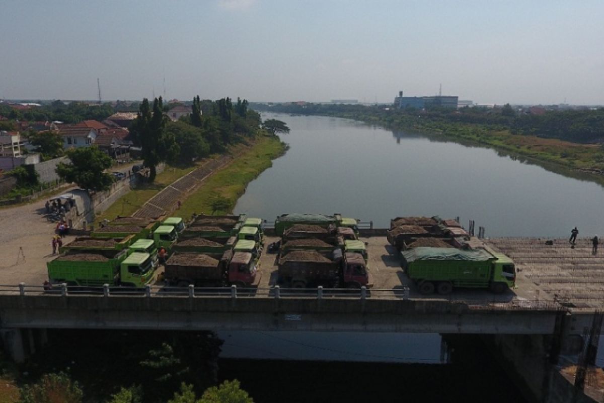 Tim Lakukan Uji Beban di Jembatan Brawijaya Kediri