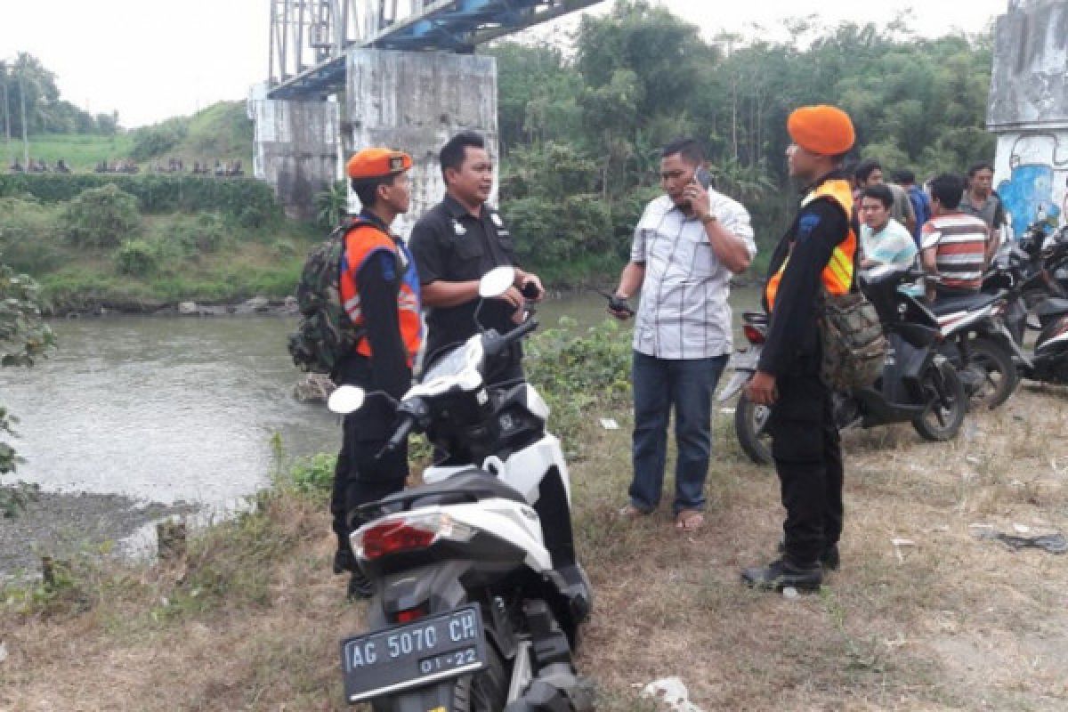 Dua Remaja Terjatuh dari Jembatan Mengakibatkan Satu Meninggal