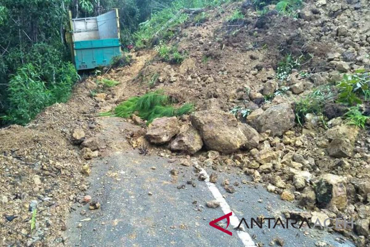 Jalan longsor dan amblas di Aceh Tengah