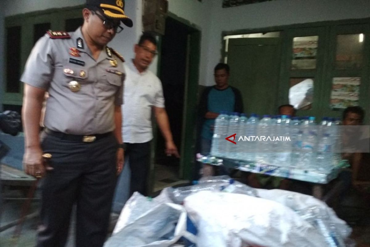 Polisi Kediri Gerebek Rumah Produksi Minuman Keras