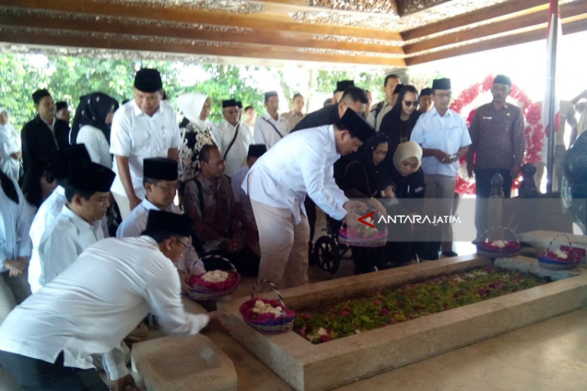 Prabowo Subianto Ziarah ke Makam Bung Karno (Video)