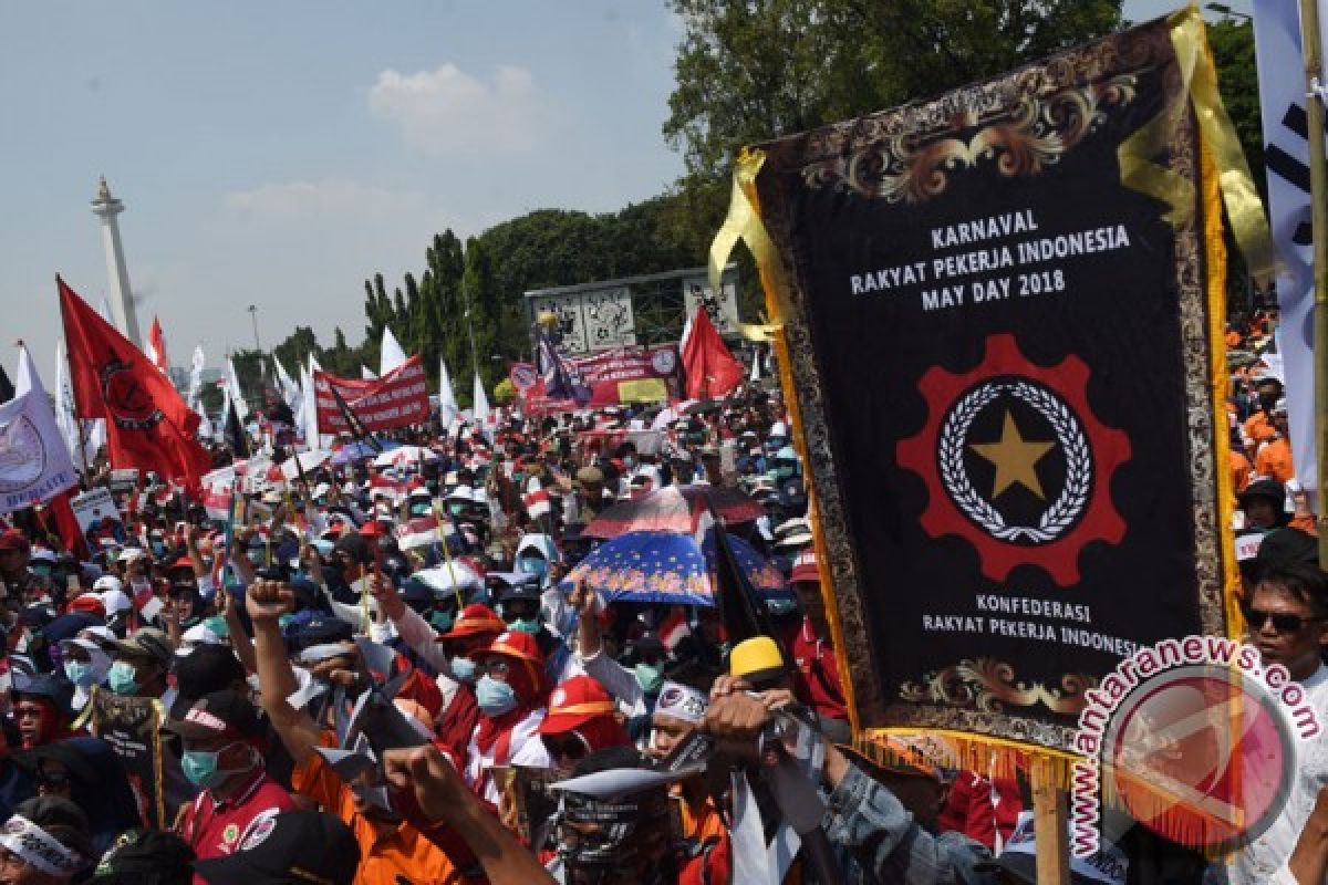 May Day damai disusupi politik