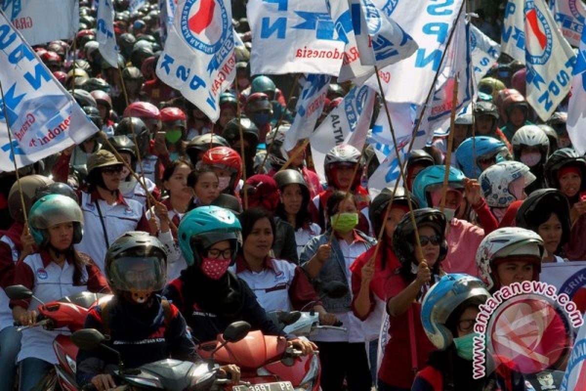 Workers urge government to lift 2015 regulation on labor wages