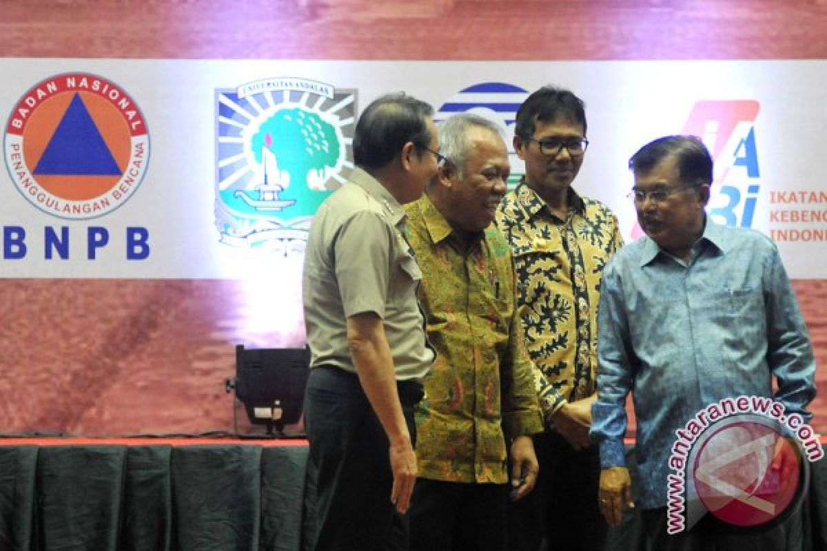 Kalla shares knowledge on strengthening disaster mitigation in Padang