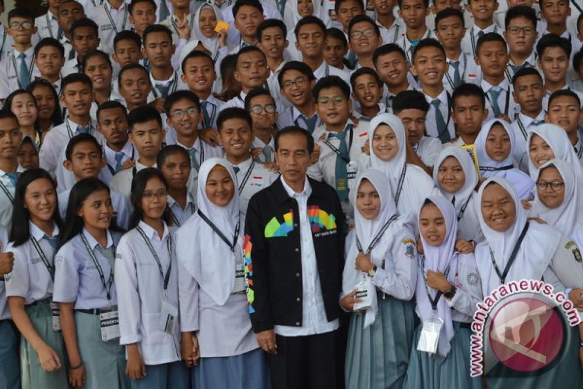 Presiden ajak pelajar SMA keliling Istana Bogor