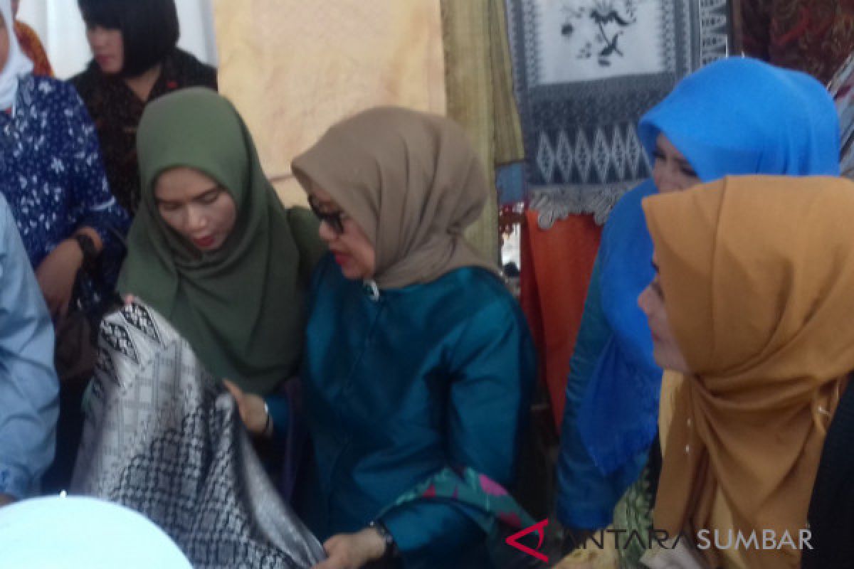 Mufidah Jusuf Kalla resmikan sentra tenun terbesar Indonesia di Tanah Datar (Video)