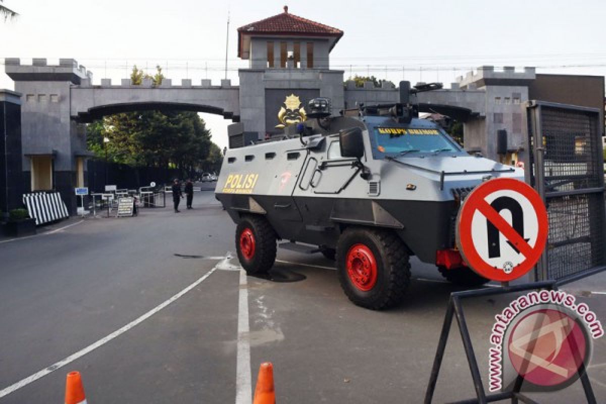 Kapolda Maluku lepas dua SKK Brimob ke Jakarta
