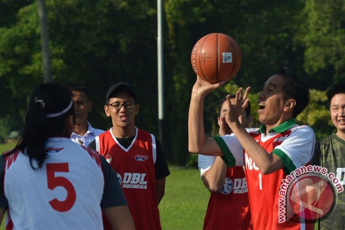 Presiden main bola basket bersama atlet pelajar
