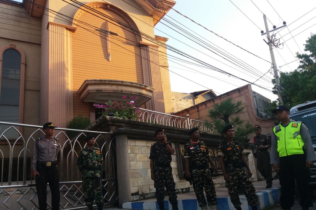 Banser Situbondo Bantu Polisi Amankan Gereja (Video)