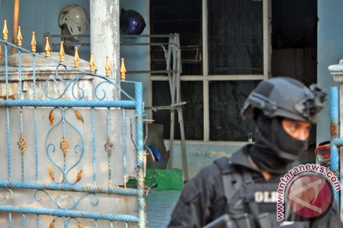Polisi dan TNI di Bekasi intensifkan patroli bersama
