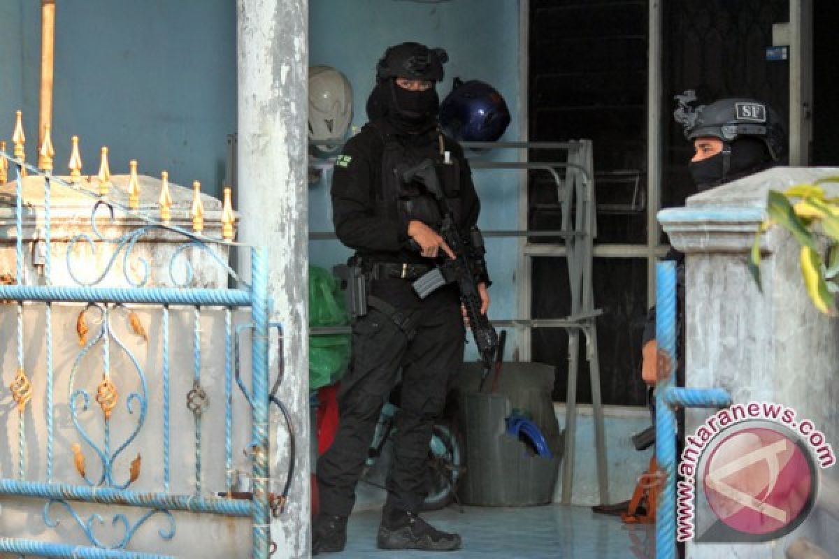 Densus 88 amankan seorang warga diduga teroris di Jombang