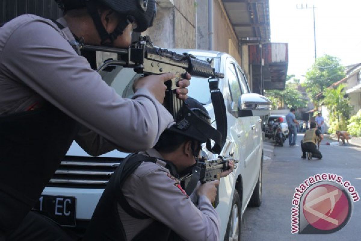 10 injured in surabaya police headquarters bomb attack