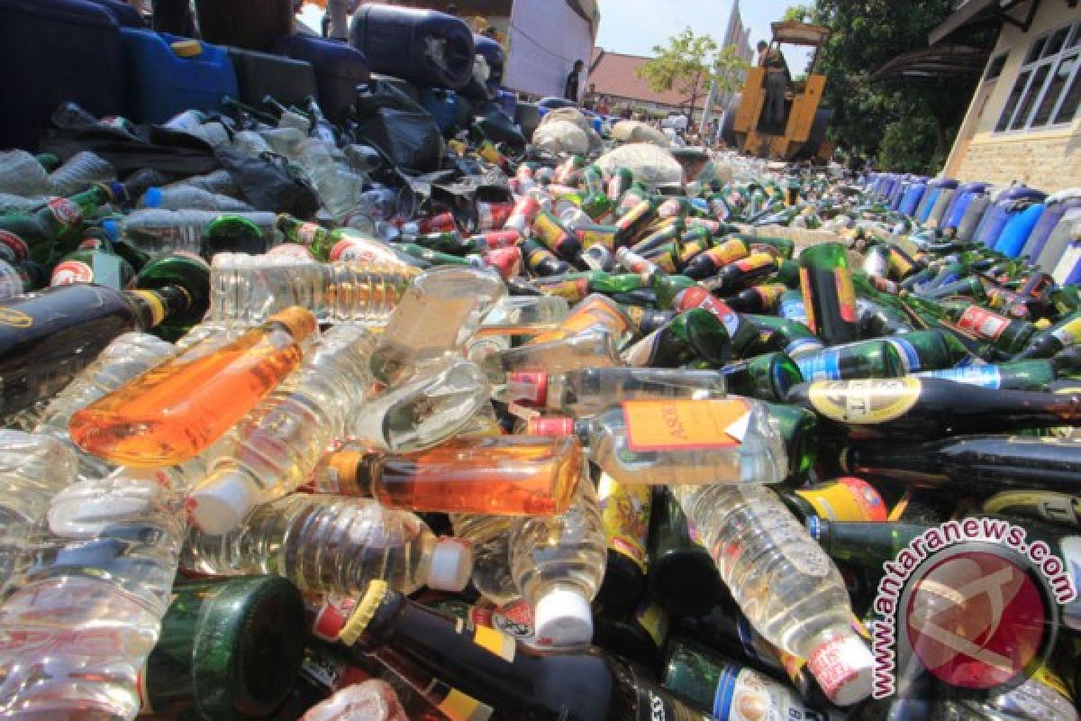 Polres Bekasi musnahkan minuman keras 8.000 botol