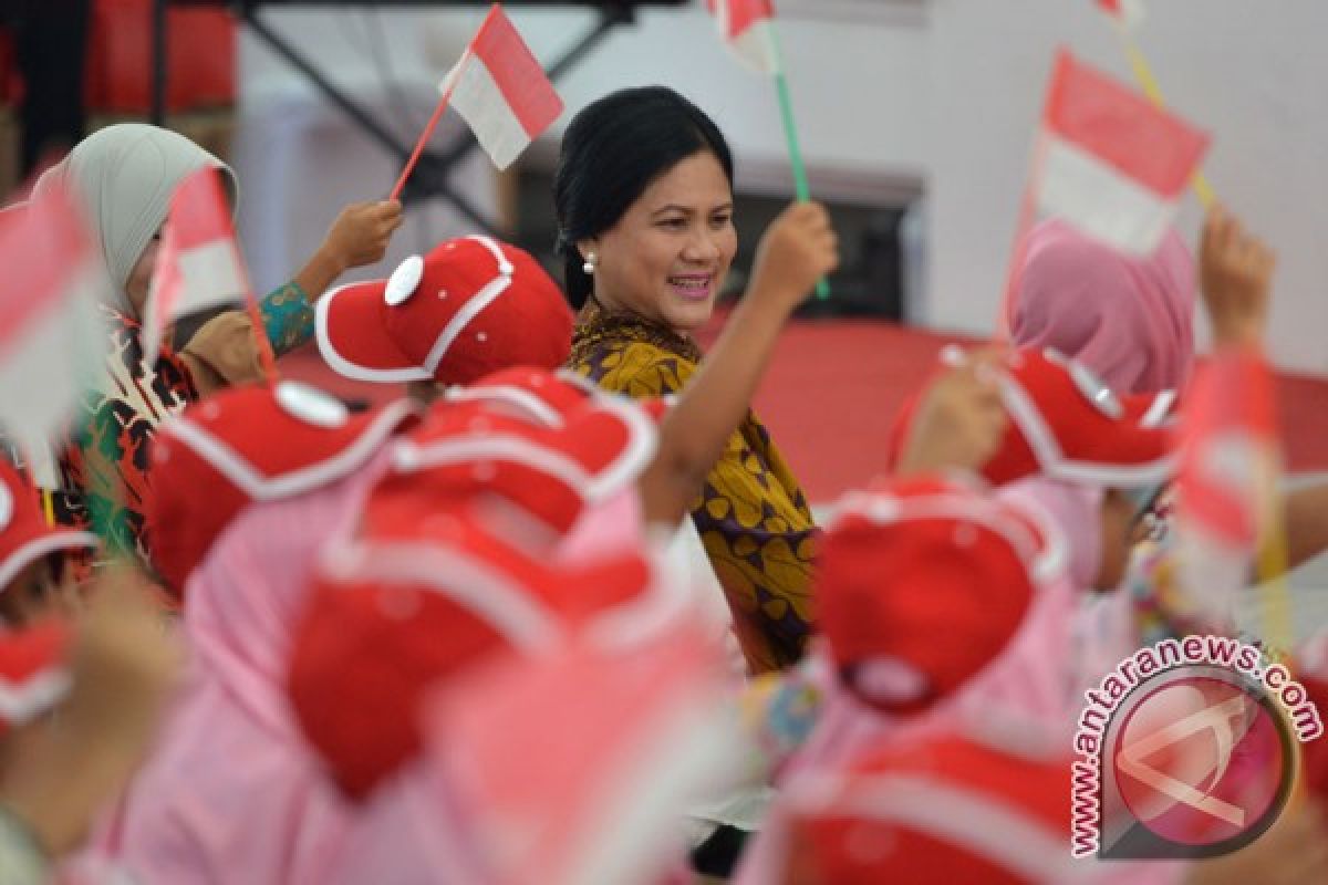 First Lady Iriana Jokowi invites hundreds of children to palace