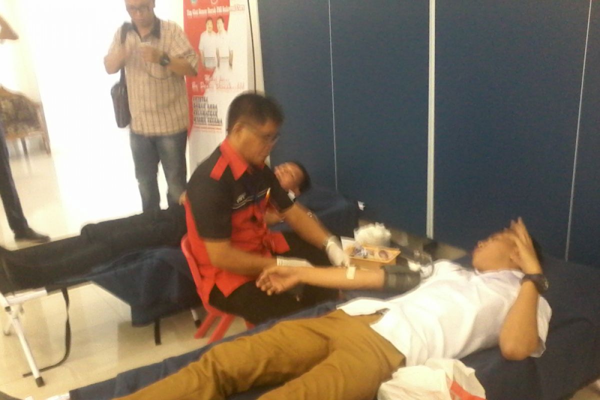 Puluhan pendonor ikut donor darah Forward Sulut