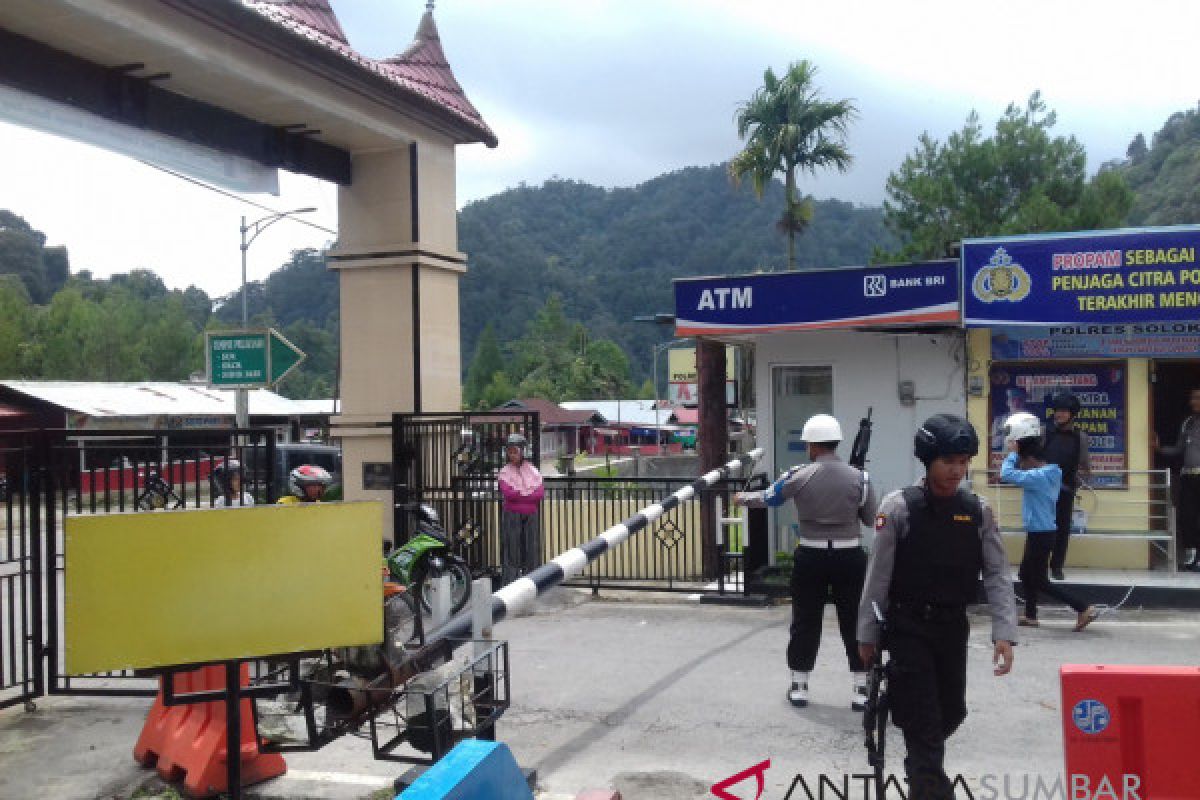 Polisi perketat pengamanan masuk Mapolres Solok Arosuka pascaserangan bom di Surabaya (Video)