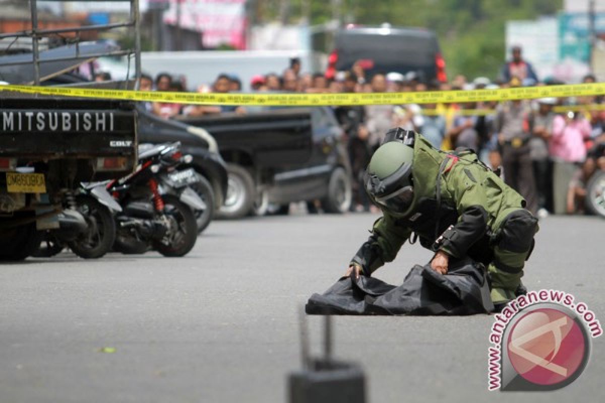 Tas dan isi  yang mencurigakan hingga diperiksa Gegana Brimob Gorontalo