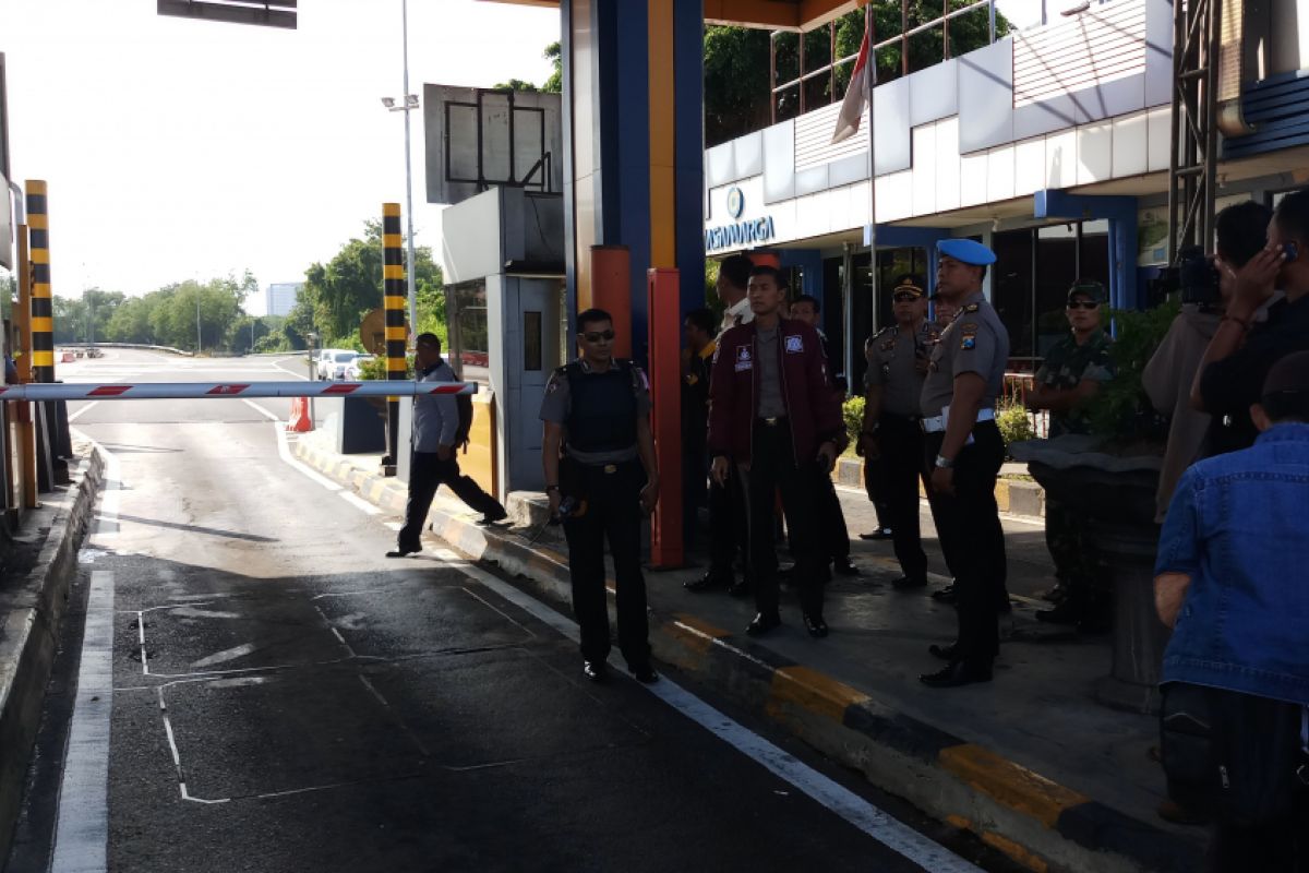 Polisi: Benda Asing Pintu Tol Bukan Bom (Video)