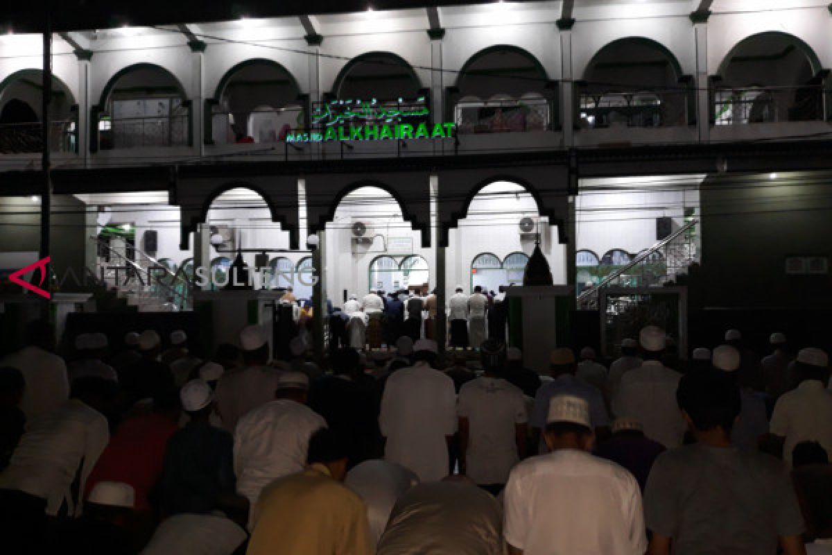 Jamaah masjid Alkhairaat tarawih di badan jalan