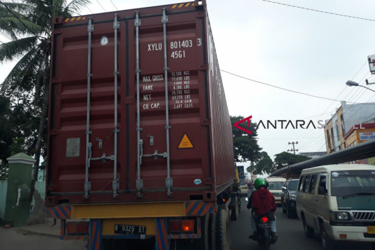 Truk dilarang melintas pukul 06.00 hingga 22.00 WIB.