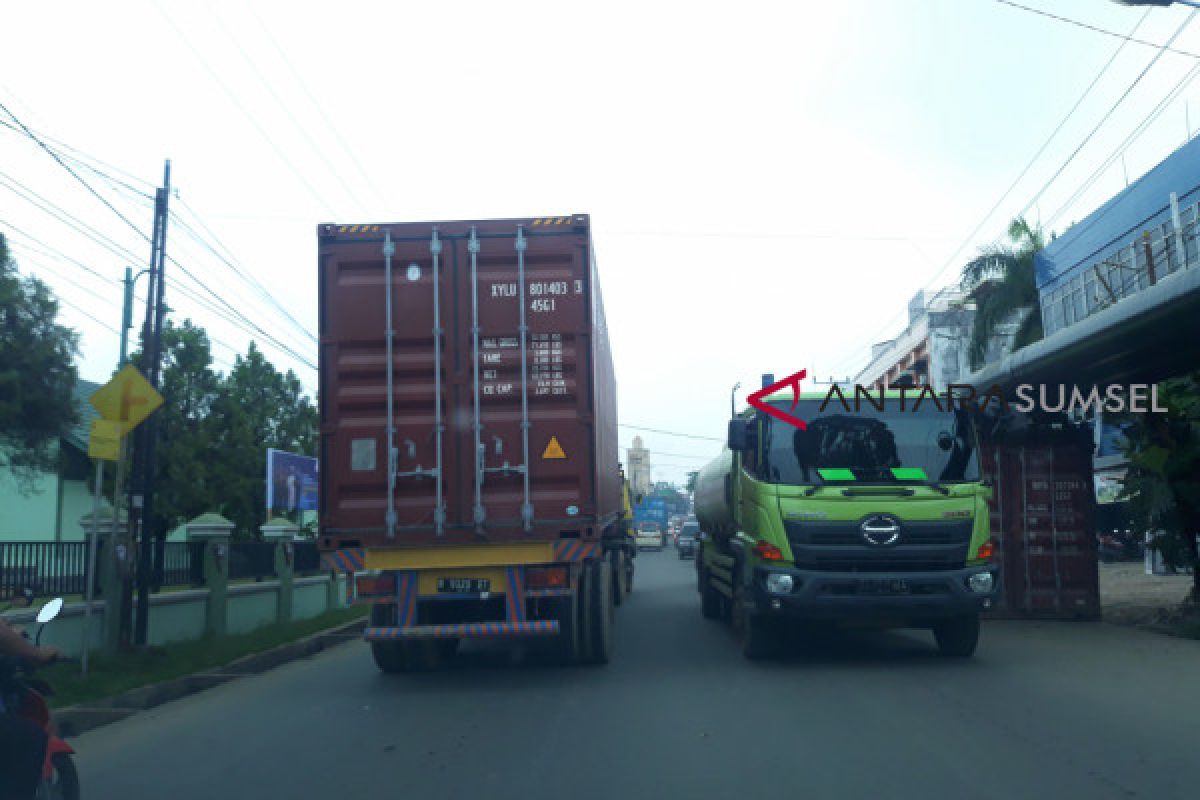 Ratusan truk masih melintas di Jalan MP Mangkunegara