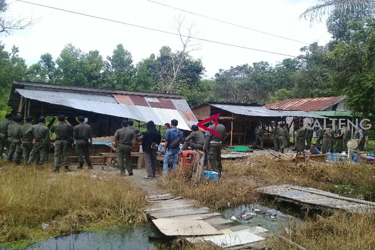 Begini reaksi pemilik warung remang-remang di Sampit melihat pembongkaran