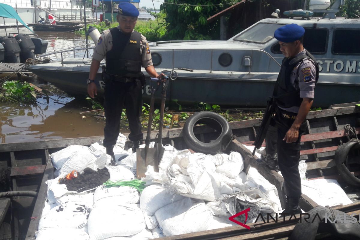 Perpetrators prepare 400 sacks to steal coal on a barge