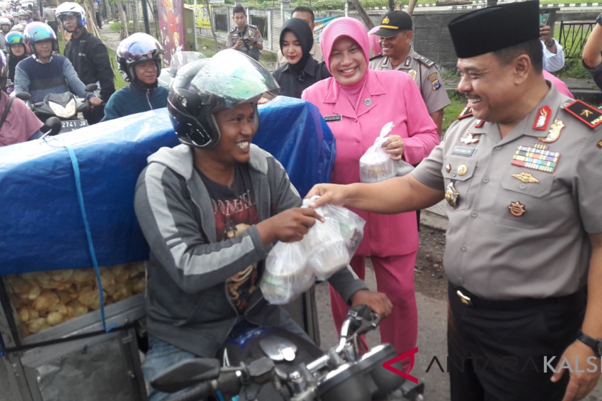 Kapolda Dan Istri Turun Ke Jalan Bagikan Takjil