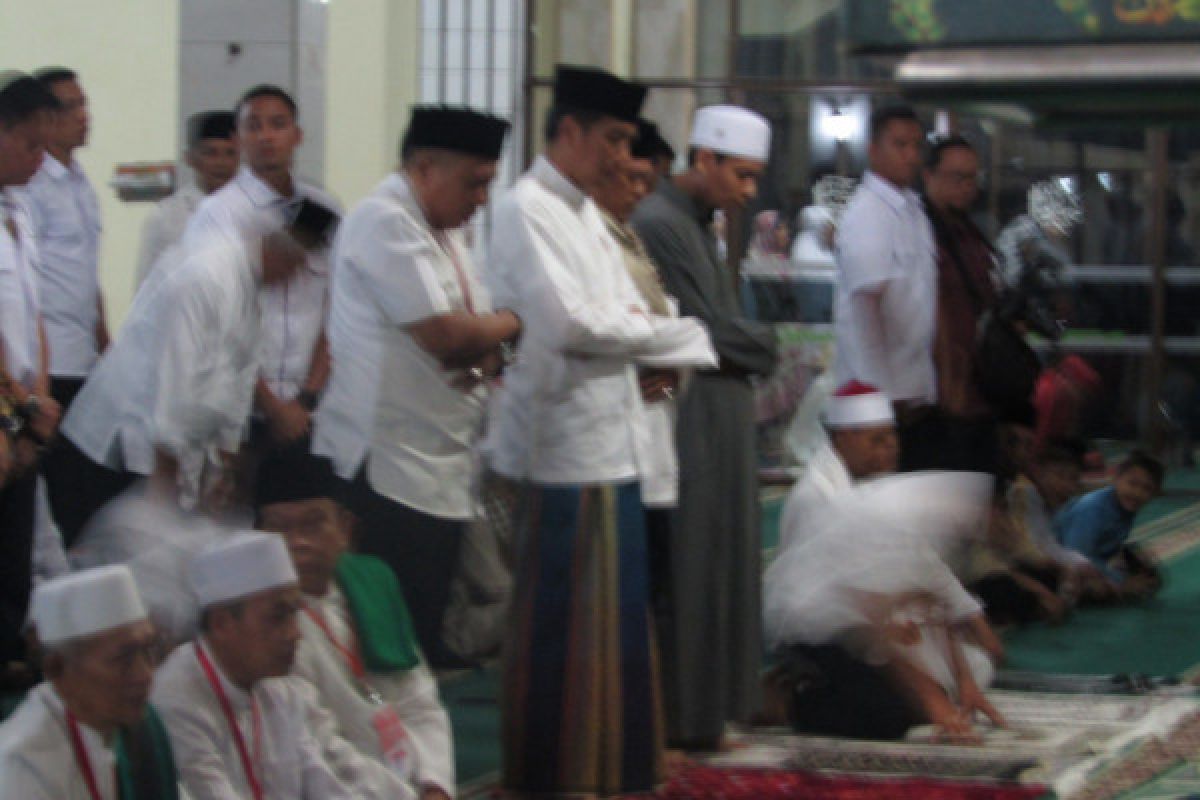 Presiden shalat Tarawih di Masjid Al-Istiqomah Kuningan