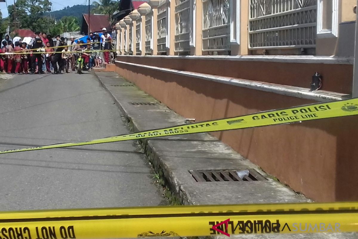 Warga temukan benda diduga bom di pagar masjid raya Salimpauang Tanah Datar