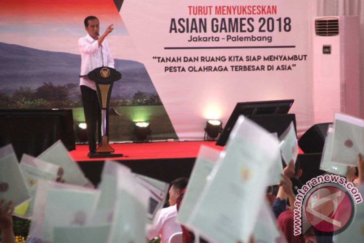 Warga penerima sertifikat berterimakasih kepada Presiden