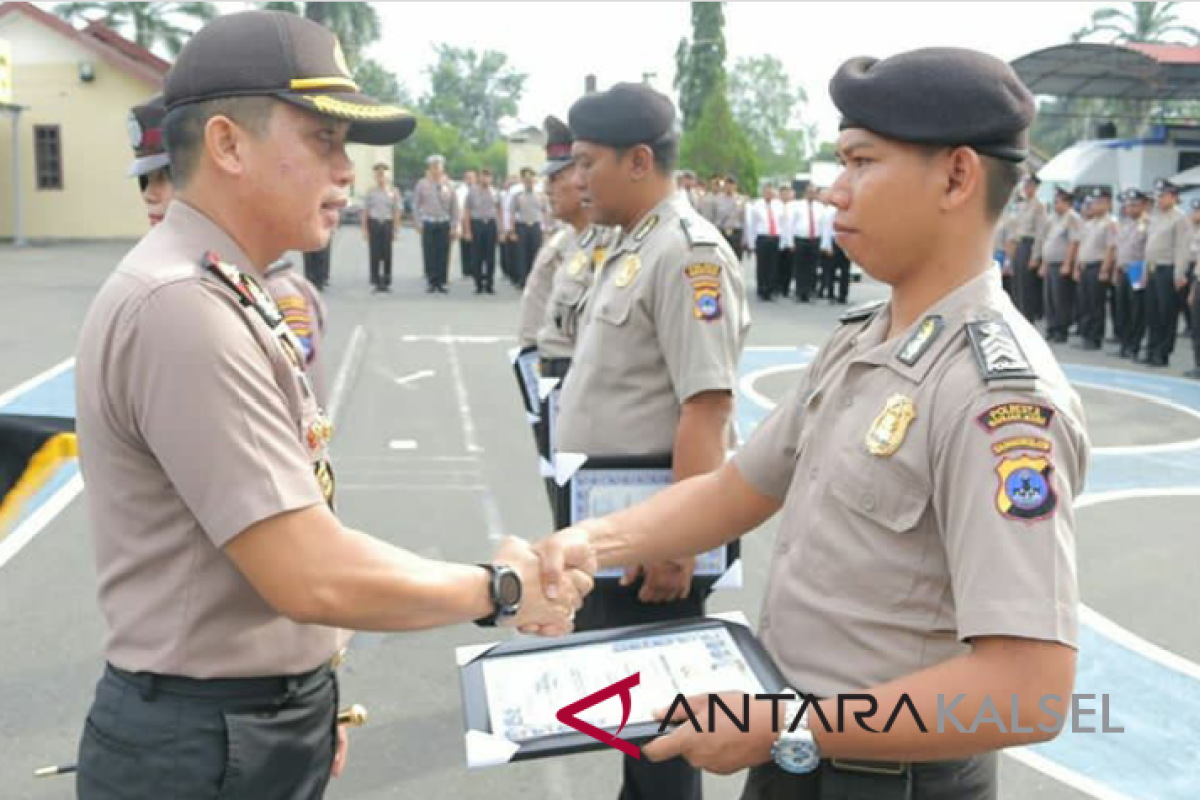 Empat anggota  terima penghargaan dari Kapolres Banjarbaru