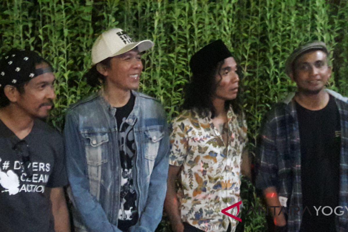 Kaka Slank ingin hiu laut dilestarikan