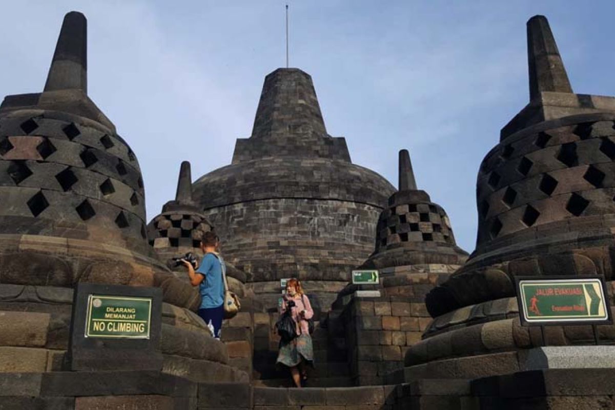 BKB bersihkan Candi Borobudur dari abu Merapi