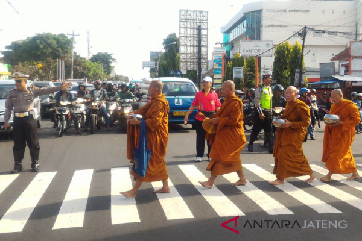 Jelang Waisak, 100 biksu Pindapata di Pecinan Kota Magelang