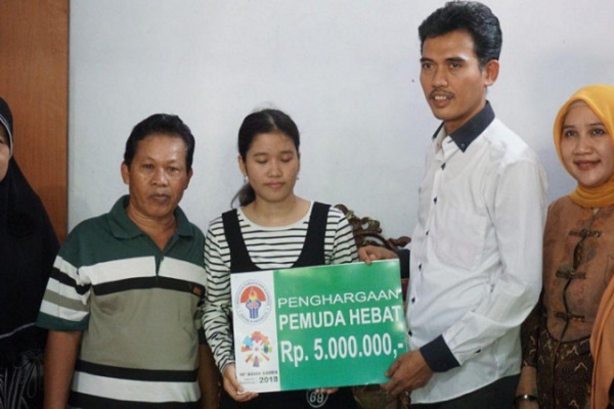 Kemenpora Beri Penghargaan Peraih UNBK Terbaik Jatim asal Jombang