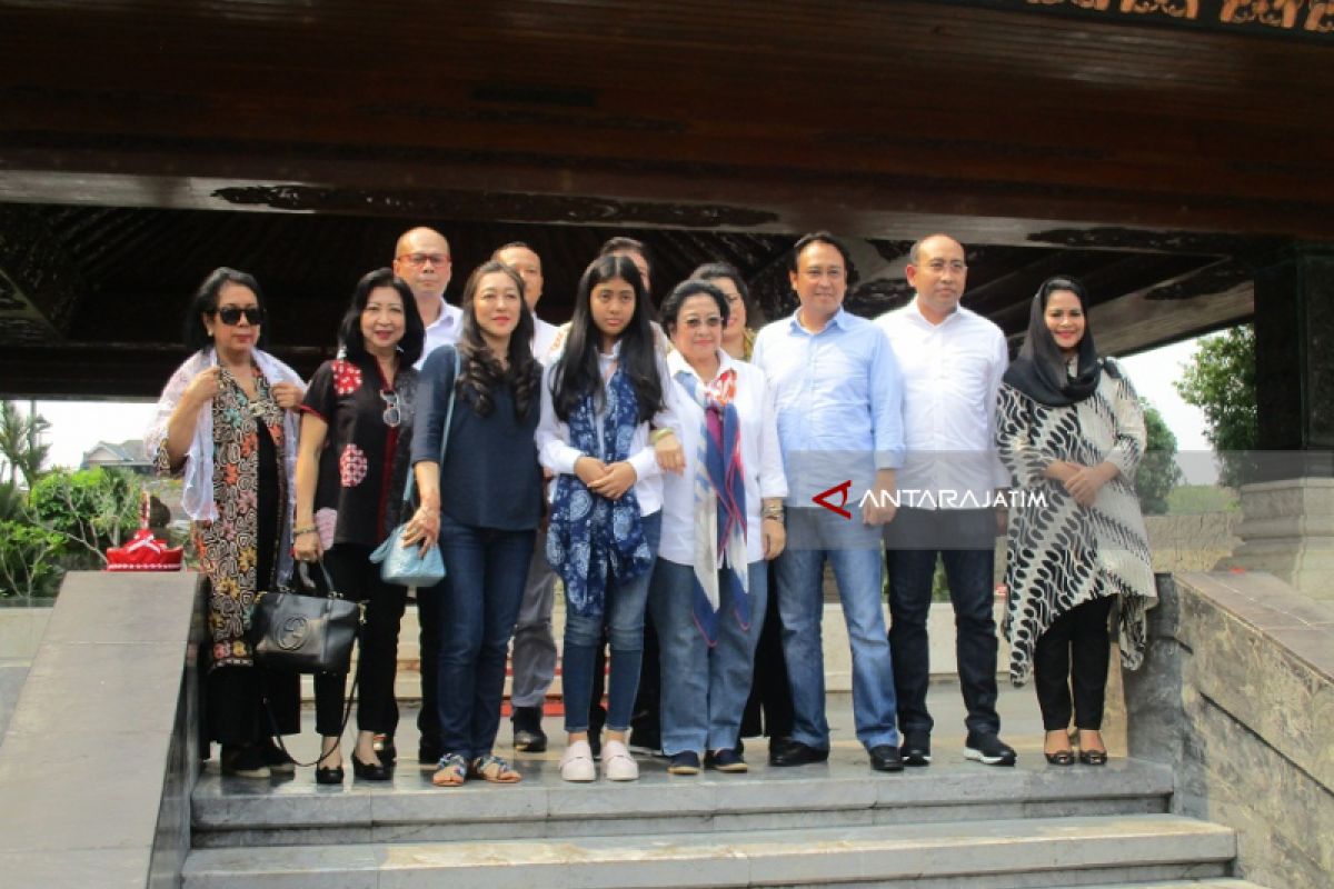 Jelang Ramadhan, Megawati Ziarah ke Makam Soekarno (Video)
