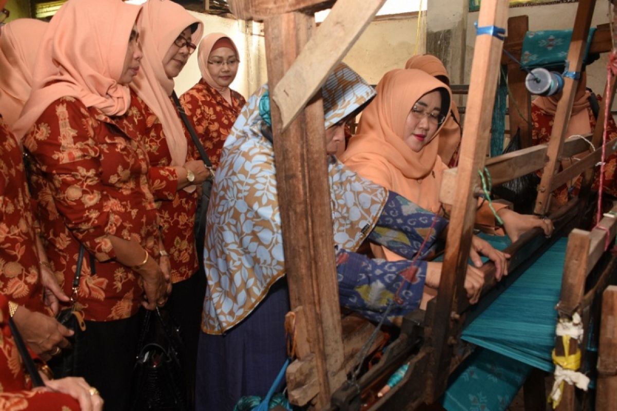 Dharma Wanita Kediri Promosikan Kain Tenun Ikat