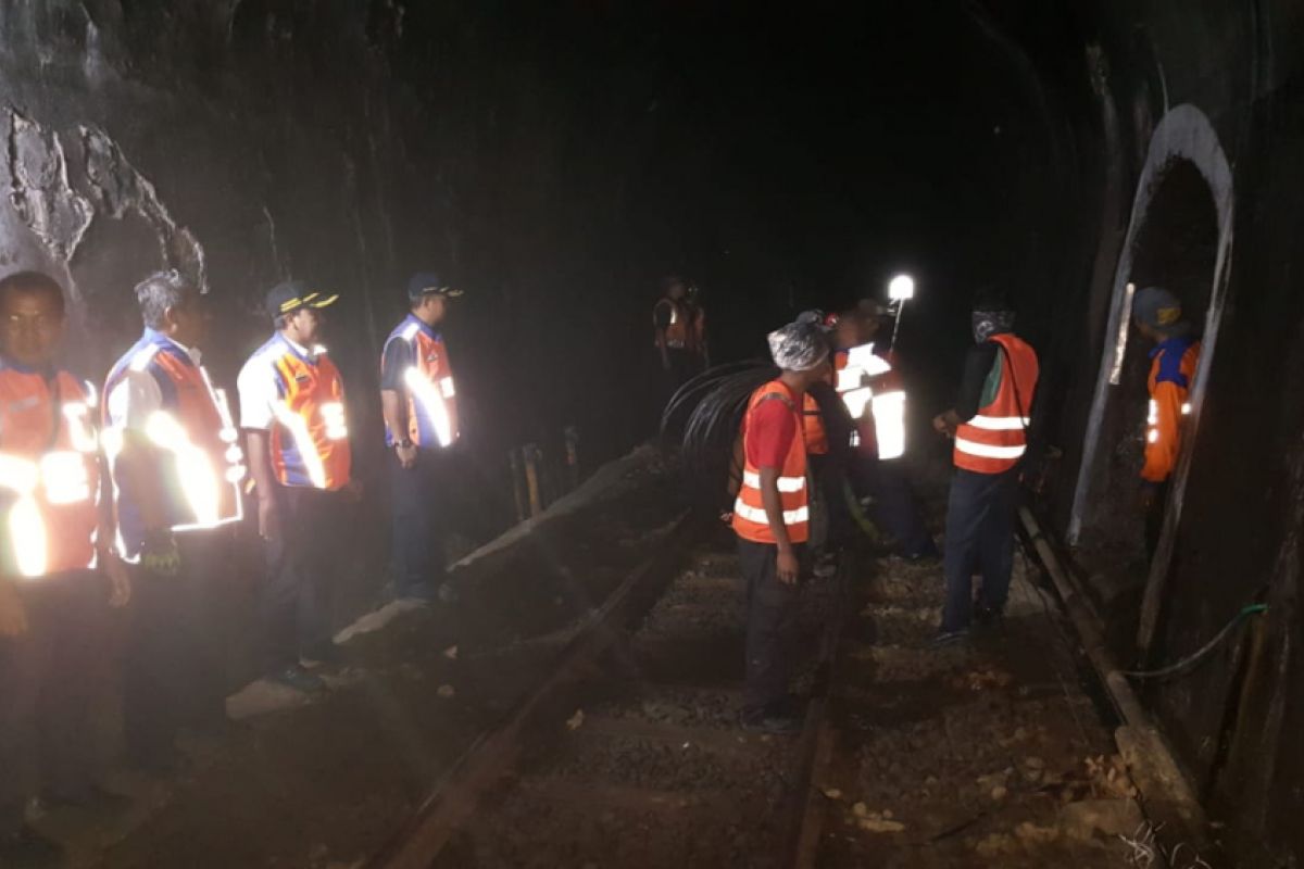 Puluhan Lampu Dipasang di Terowongan Jalur KA Jember-Banyuwangi Jelang Lebaran