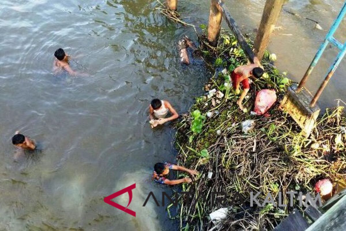 Warga Benanga Samarinda masih buang sampah ke sungai